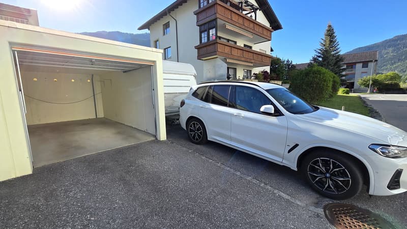 Garage und Parkplatz