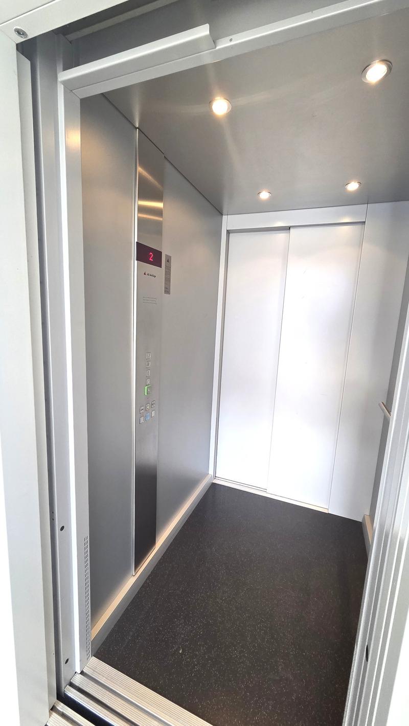 Lift direkt beim Eingang