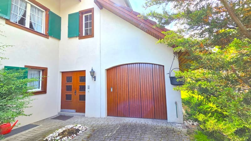 eigener Hauseingang und eigene Garage