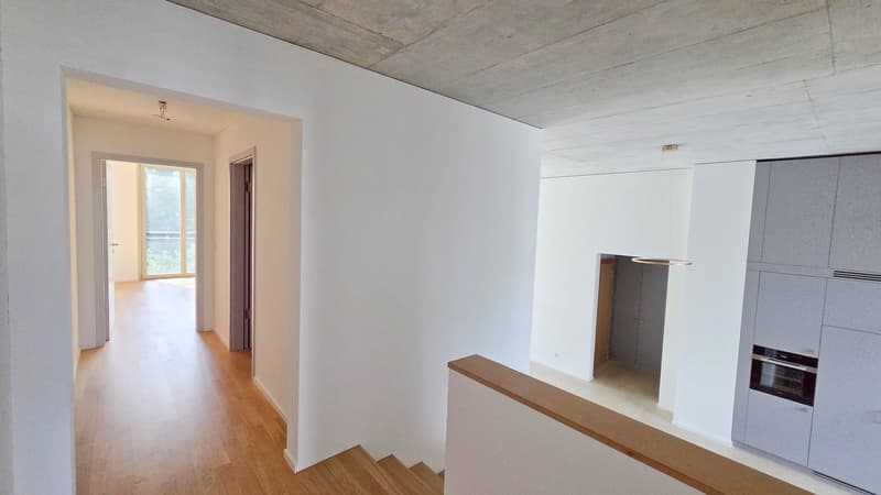 Blick in den Korridor im OG und hinab zu Küche