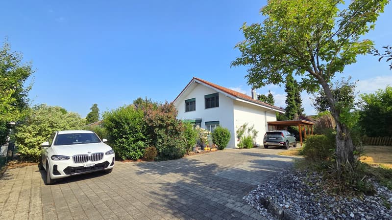 Aussenansicht mit Parkplätzen