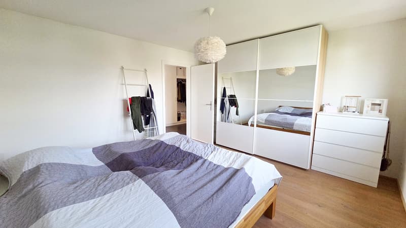 grosse Zimmer mit Eichenparkett
