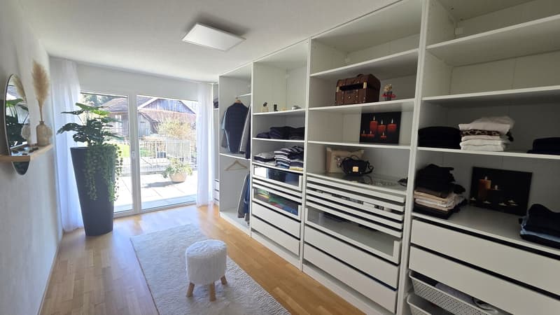 Grosszügige 5 ½-Zimmer-Terrassenwohnung mit schönstem Talblick auf der Sonnenseite (7)