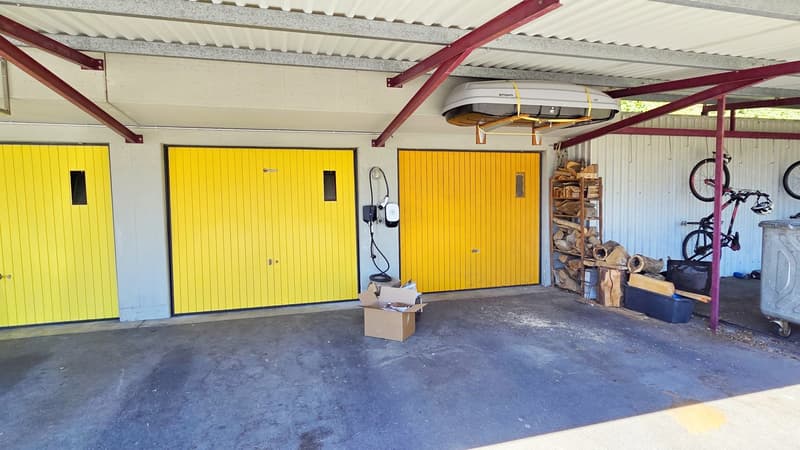 Einzelgarage mit gedecktem Vorplatz und Wallbox