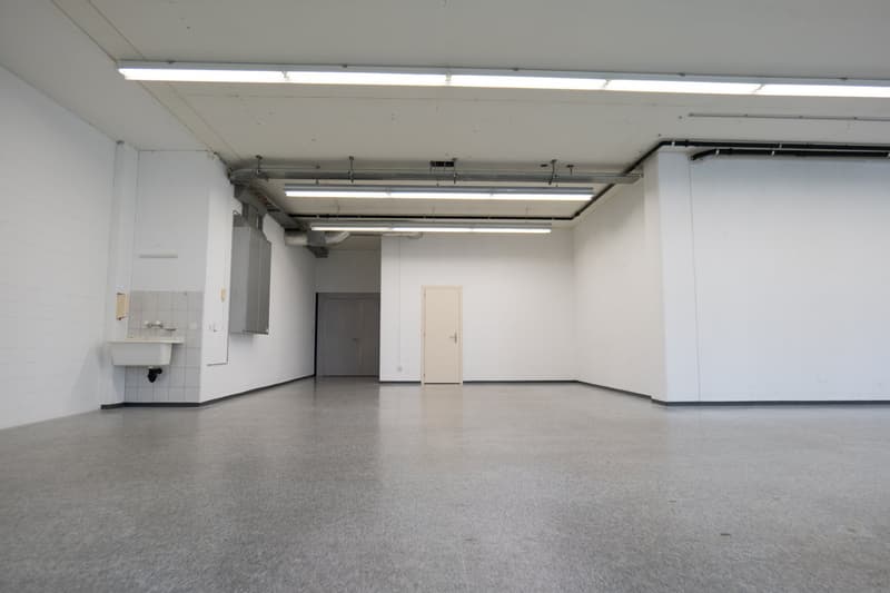 Bright commercial space with versatile usage potential (4)