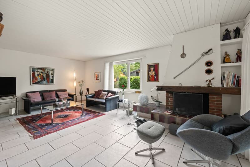 Wohnzimmer mit Kamin