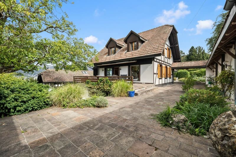 Freistehende Villa mit Charme und grosszügigem Raumangebot sowie einem Gästehaus (1)