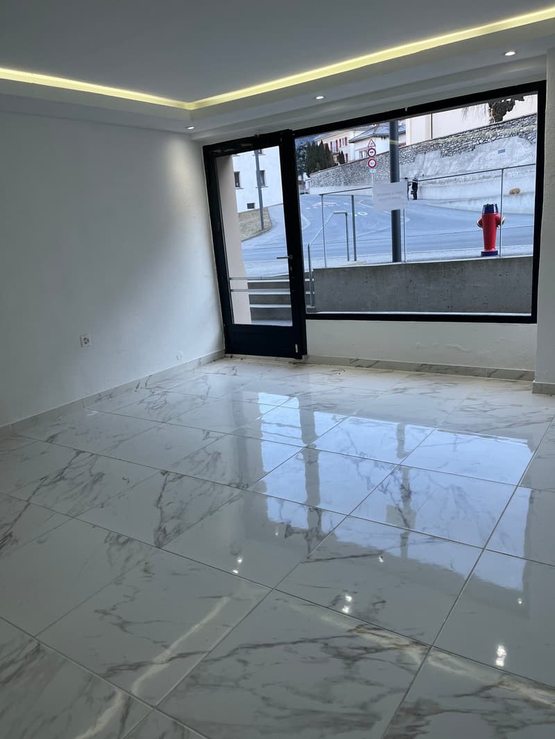 Moderne Gewerbefläche am Dorfplatz in Glis (1)