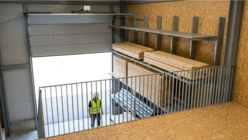Gewerbehallen (mit Büro) mit Parkplatz in Leuk zu vermieten (4)