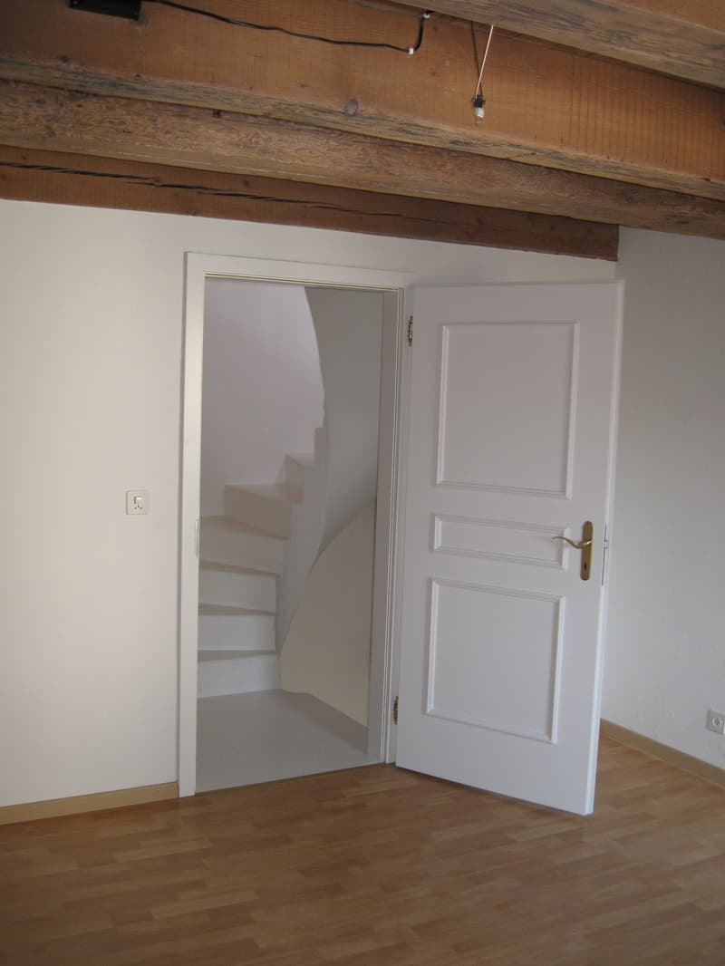 Cozy 3-room old building apartment with balcony in Freienstein-Teufen (5)