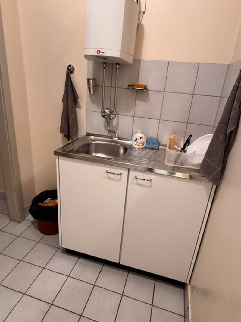 Bureau de 2 pièces de 60m2 environ au 2ème étage gauche comprenant deux pièces, une cuisine équipée, une salle de douches/WC, un WC séparé et un balcon. Possibilité d'avoir une place de parc extérieure. (3)