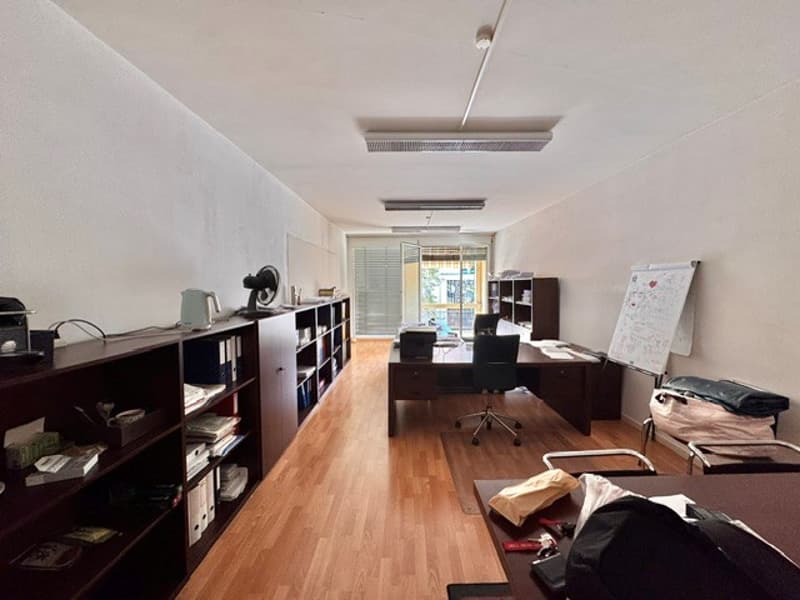 Bureau de 2 pièces de 60m2 environ au 2ème étage gauche comprenant deux pièces, une cuisine équipée, une salle de douches/WC, un WC séparé et un balcon. Possibilité d'avoir une place de parc extérieure. (6)