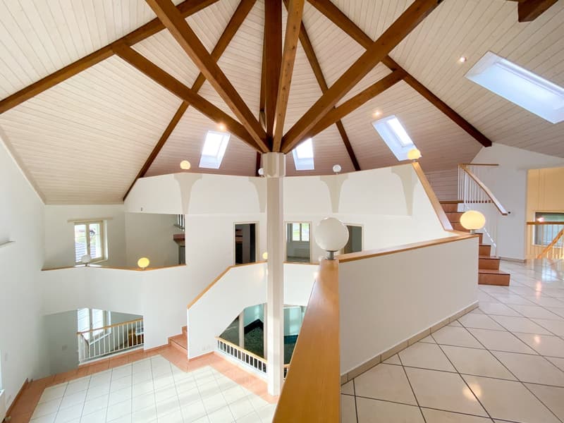 Villa de campagne avec une architecture unique et un potentiel de développement (14)