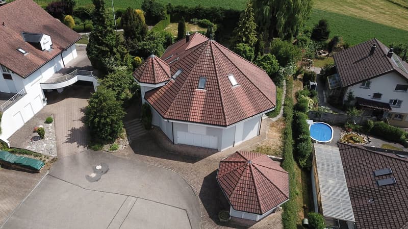 Villa de campagne avec une architecture unique et un potentiel de développement (2)