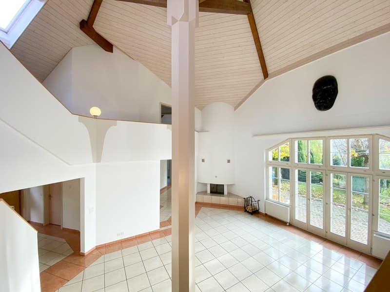 Villa de campagne avec une architecture unique et un potentiel de développement (11)