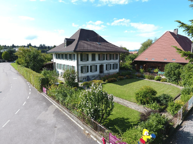 Casa bifamiliare affascinante - convertita in asilo nido e scuola diurna in una zona tranquilla di Lotzwil (1)