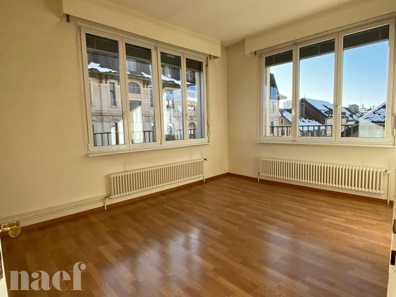 Bell'appartamento di 3 locali luminoso con balcone lungo a forma di L (4)