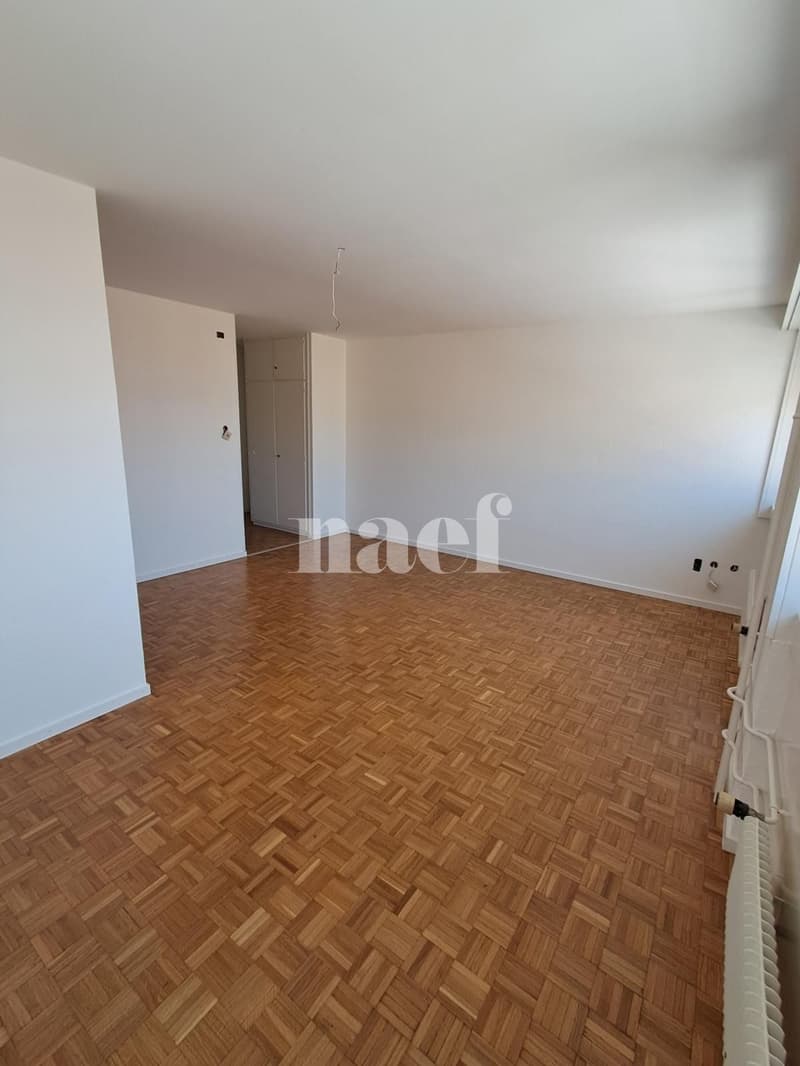 Studio 8e étage (immeuble avec ascenseur) (2)