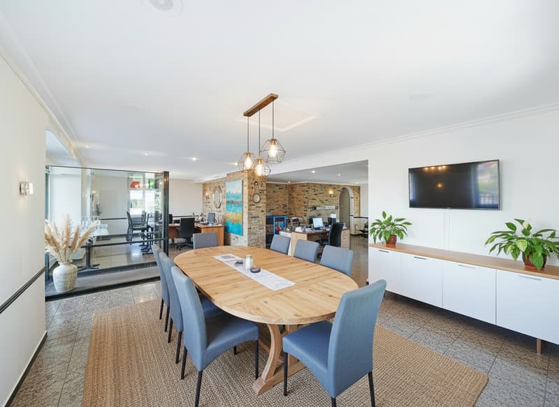 Versatile commercial space (7)