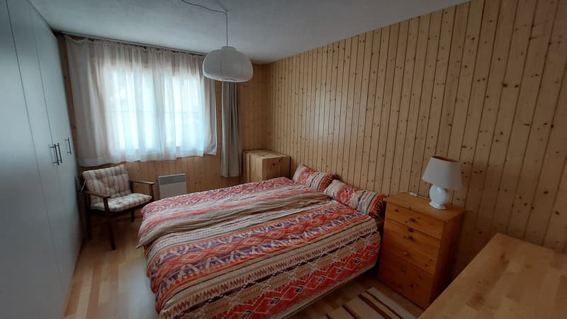 Schlafzimmer mit grossen Einbauschränken