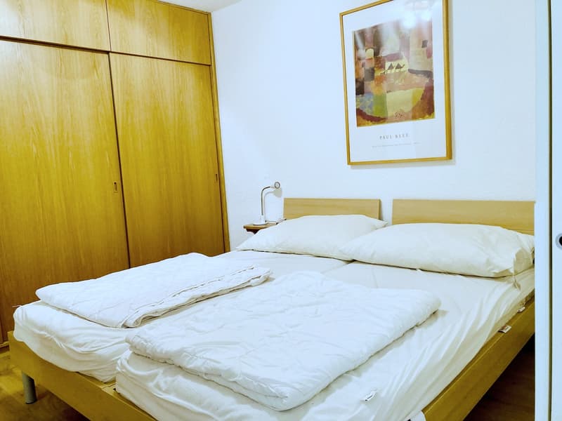 abgetrenntes Schlafzimmer mit grossem Einbauschrank