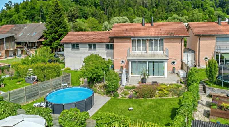 Spacious single-family house with extensive grounds (4)