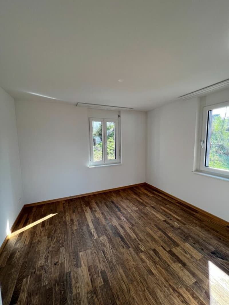 Appartement stylé de 2,5 pièces avec balcon et caractère en bois (11)