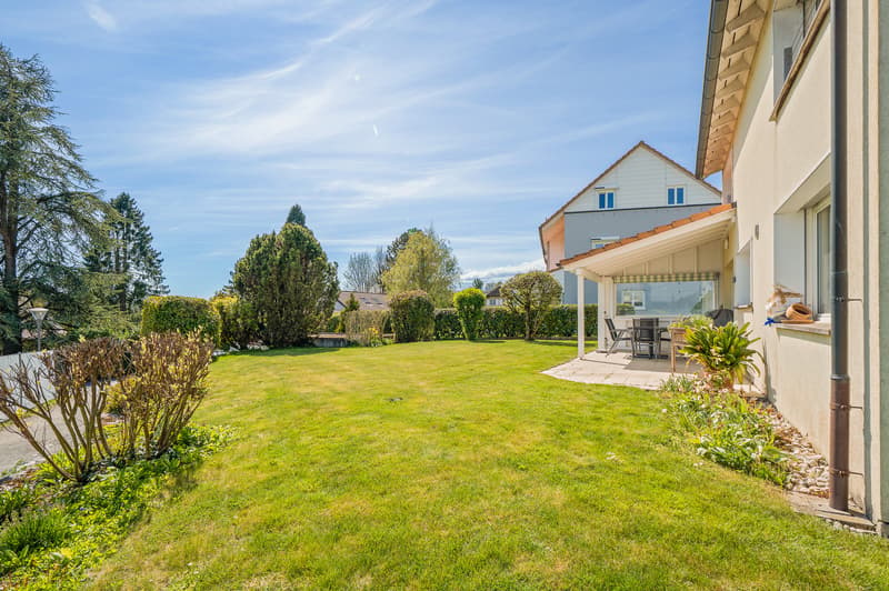 Charming individual house with 6 rooms, beautiful view and large garden - family-friendly neighborhood (2)