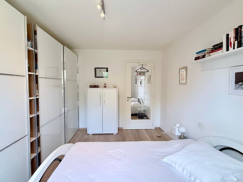 Bel appartement de 2,5 pièces avec grande terrasse et belle échappée sur le lac et les montagnes (8)