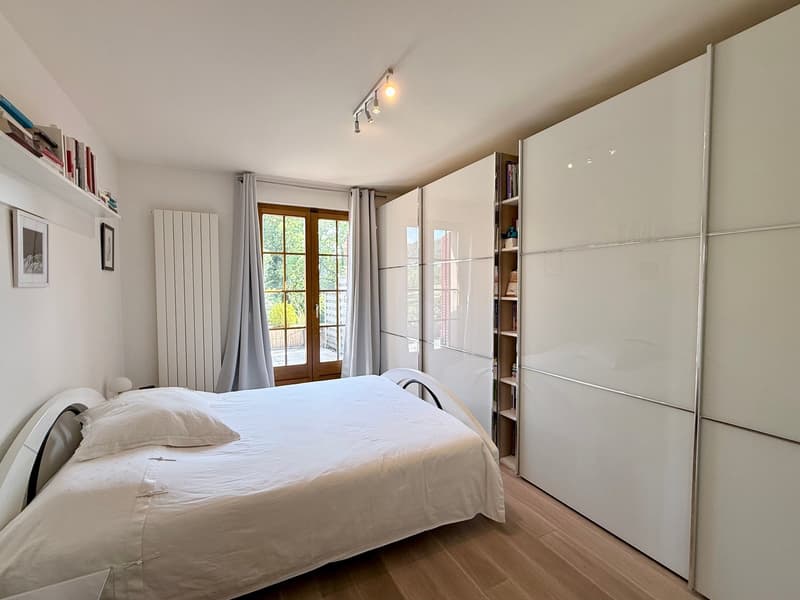 Bel appartement de 2,5 pièces avec grande terrasse et belle échappée sur le lac et les montagnes (9)