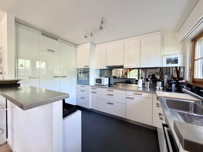 Bel appartement de 2,5 pièces avec grande terrasse et belle échappée sur le lac et les montagnes (3)