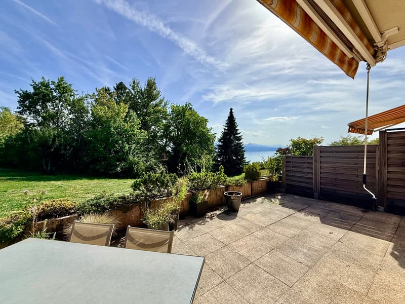 Bel appartement de 2,5 pièces avec grande terrasse et belle échappée sur le lac et les montagnes (2)