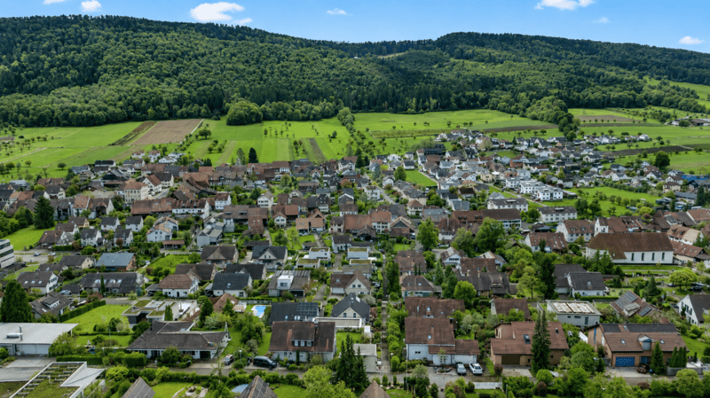 Casa di campagna di 7,5 locali con vista panoramica e vicinanza diretta alla scuola (2)