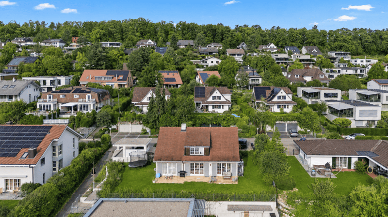 Casa di campagna di 7,5 locali con vista panoramica e vicinanza diretta alla scuola (1)