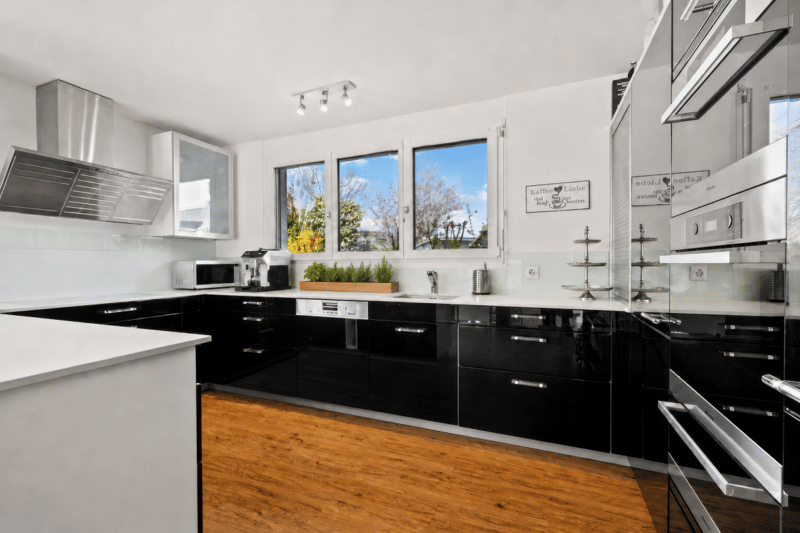 Grosszügiges 6.5-Zimmer Einfamilienhaus mit Pool & Wintergarten (4)