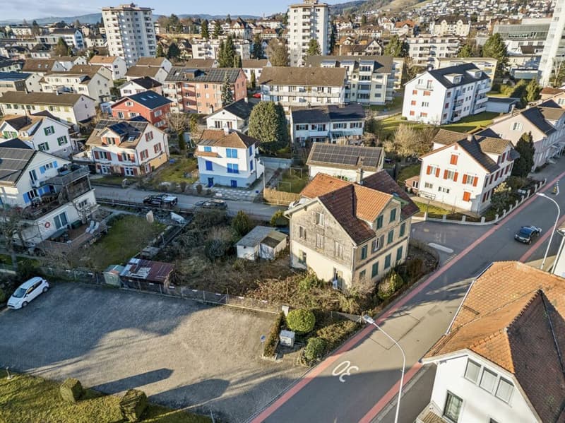 Casa a tre famiglie con potenziale di sviluppo in una posizione attraente (3)