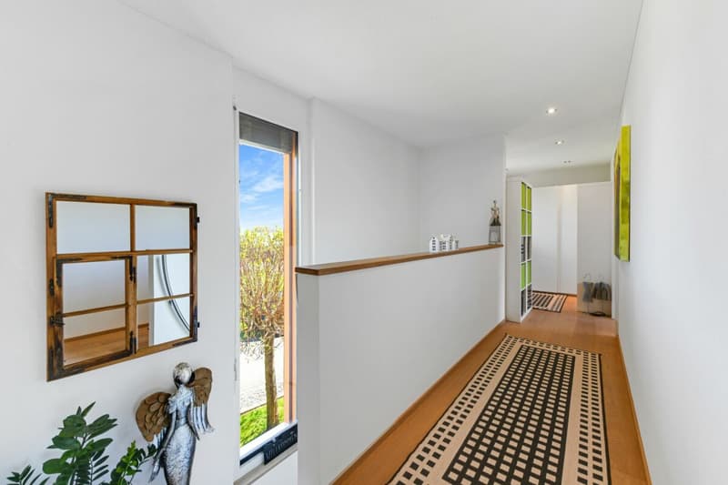 Modernes Wohnerlebnis mit Weitblick - Einfamilienhaus mit Pool, Gartenidylle und Panoramasicht (18)