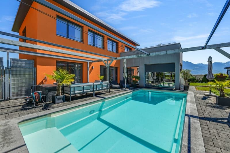 Modernes Wohnerlebnis mit Weitblick - Einfamilienhaus mit Pool, Gartenidylle und Panoramasicht (3)