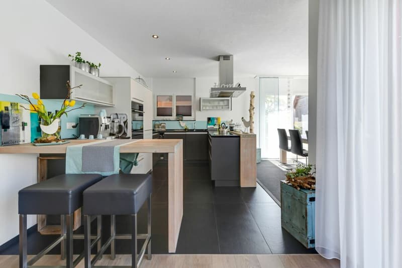 Modernes Wohnerlebnis mit Weitblick - Einfamilienhaus mit Pool, Gartenidylle und Panoramasicht (7)
