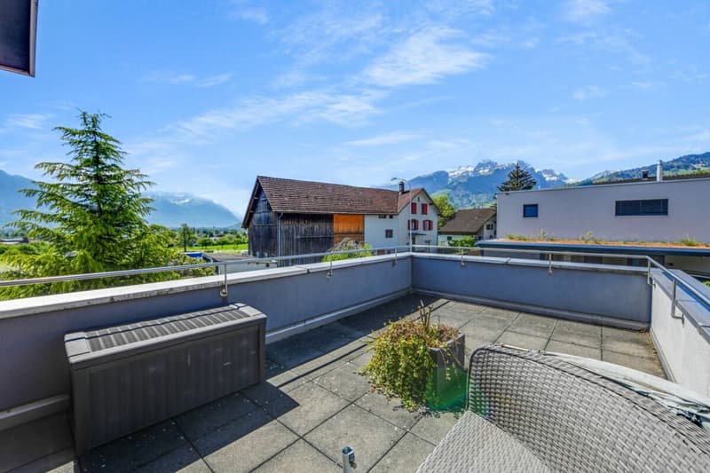 Modernes Wohnerlebnis mit Weitblick - Einfamilienhaus mit Pool, Gartenidylle und Panoramasicht (19)