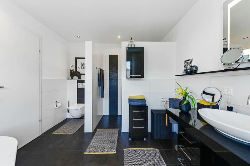 Modernes Wohnerlebnis mit Weitblick - Einfamilienhaus mit Pool, Gartenidylle und Panoramasicht (14)