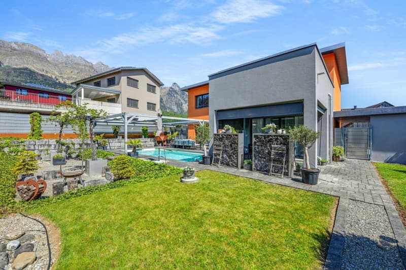 Modernes Wohnerlebnis mit Weitblick - Einfamilienhaus mit Pool, Gartenidylle und Panoramasicht (2)