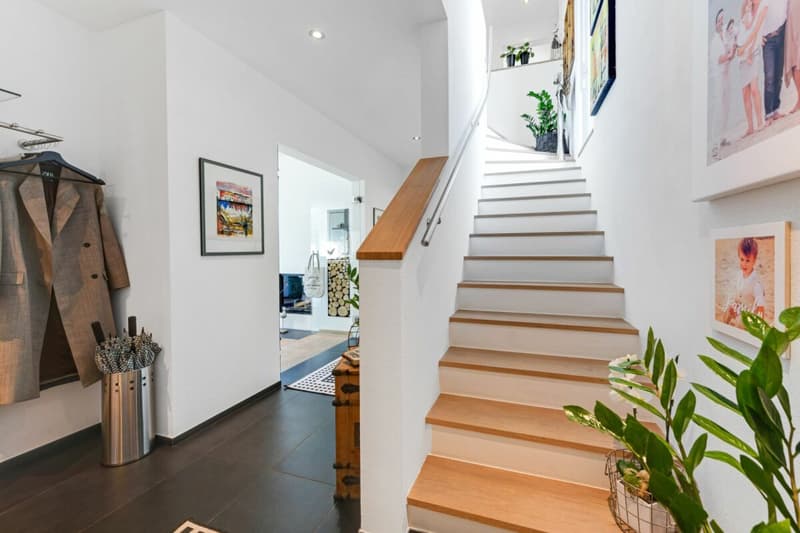 Modernes Wohnerlebnis mit Weitblick - Einfamilienhaus mit Pool, Gartenidylle und Panoramasicht (8)