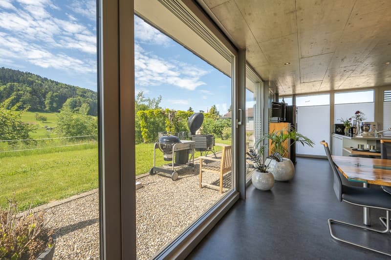 Esszimmer mit Ausgang zum Garten und Sitzplatz