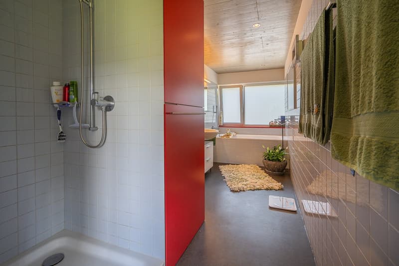 Badezimmer mit Dusche und Wanne