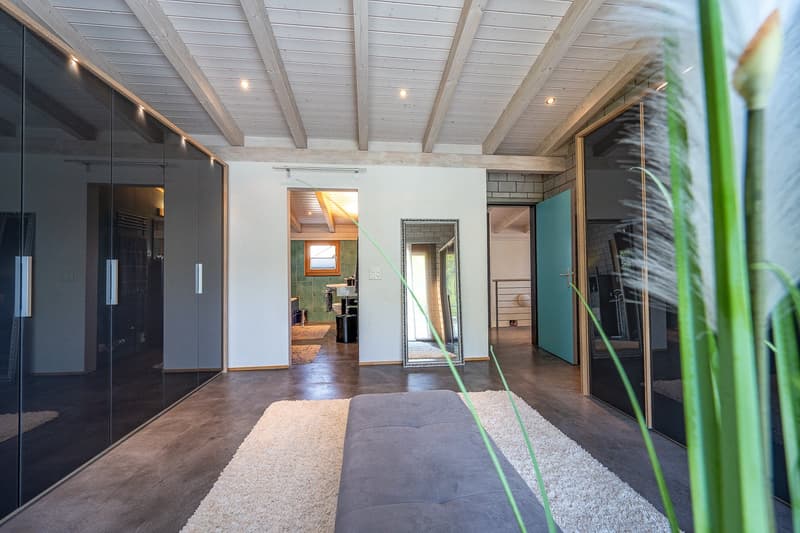 Elternschlafzimmer (aktuell als Ankleide genutzt) mit Blick ins En-suite-Bad