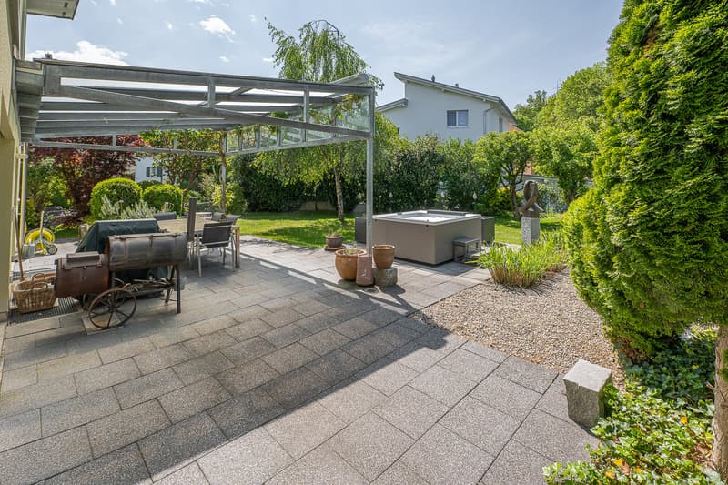 Garten mit gedecktem Sitzplatz