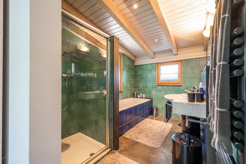 En-suite-Bad des Elternzimmers mit Dusche und Badewanne