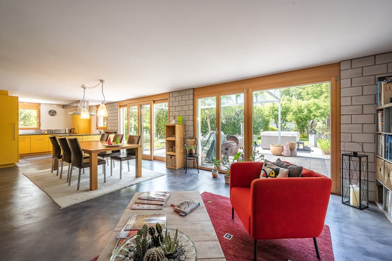 Esszimmer mit Ausblick in den Garten