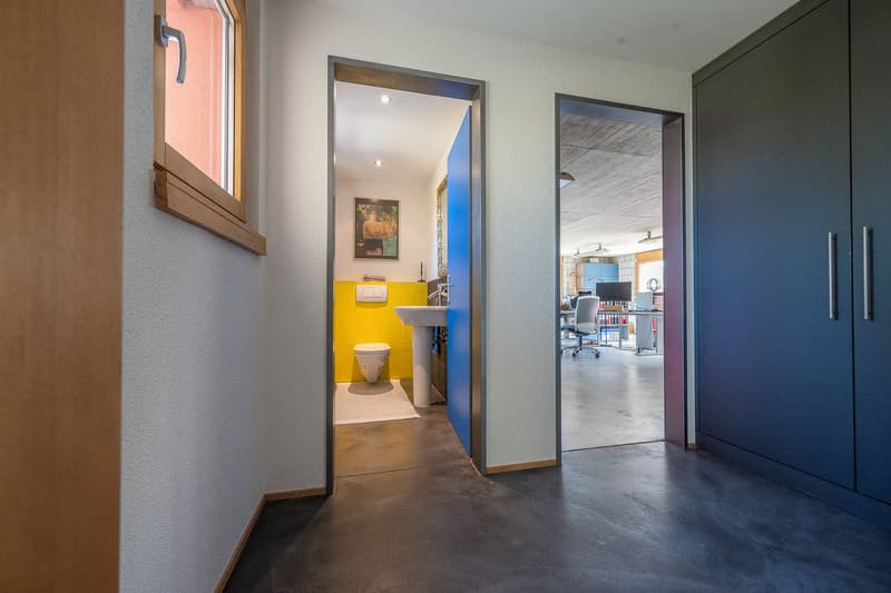 Gäste-WC mit Blick ins grosse Büro im Flachbau